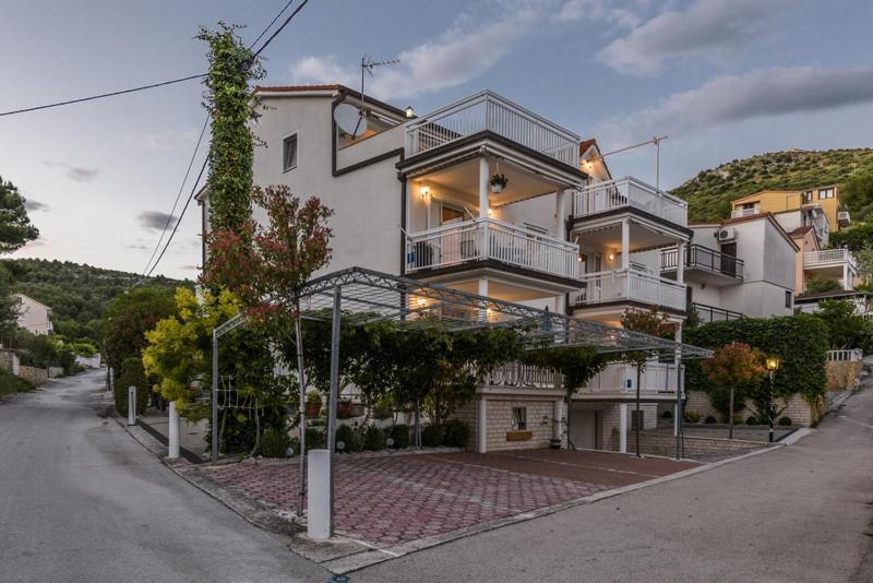 Apartments Luka - Trogir, Marina 150M From The Beach Exterior photo