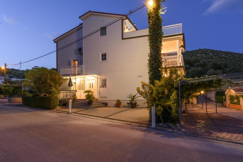 Apartments Luka - Trogir, Marina 150M From The Beach Exterior photo
