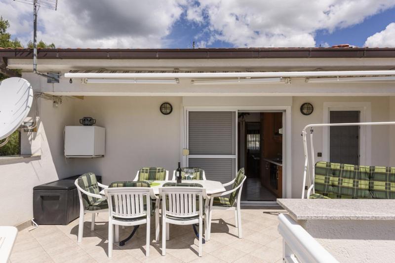 Apartments Luka - Trogir, Marina 150M From The Beach Exterior photo